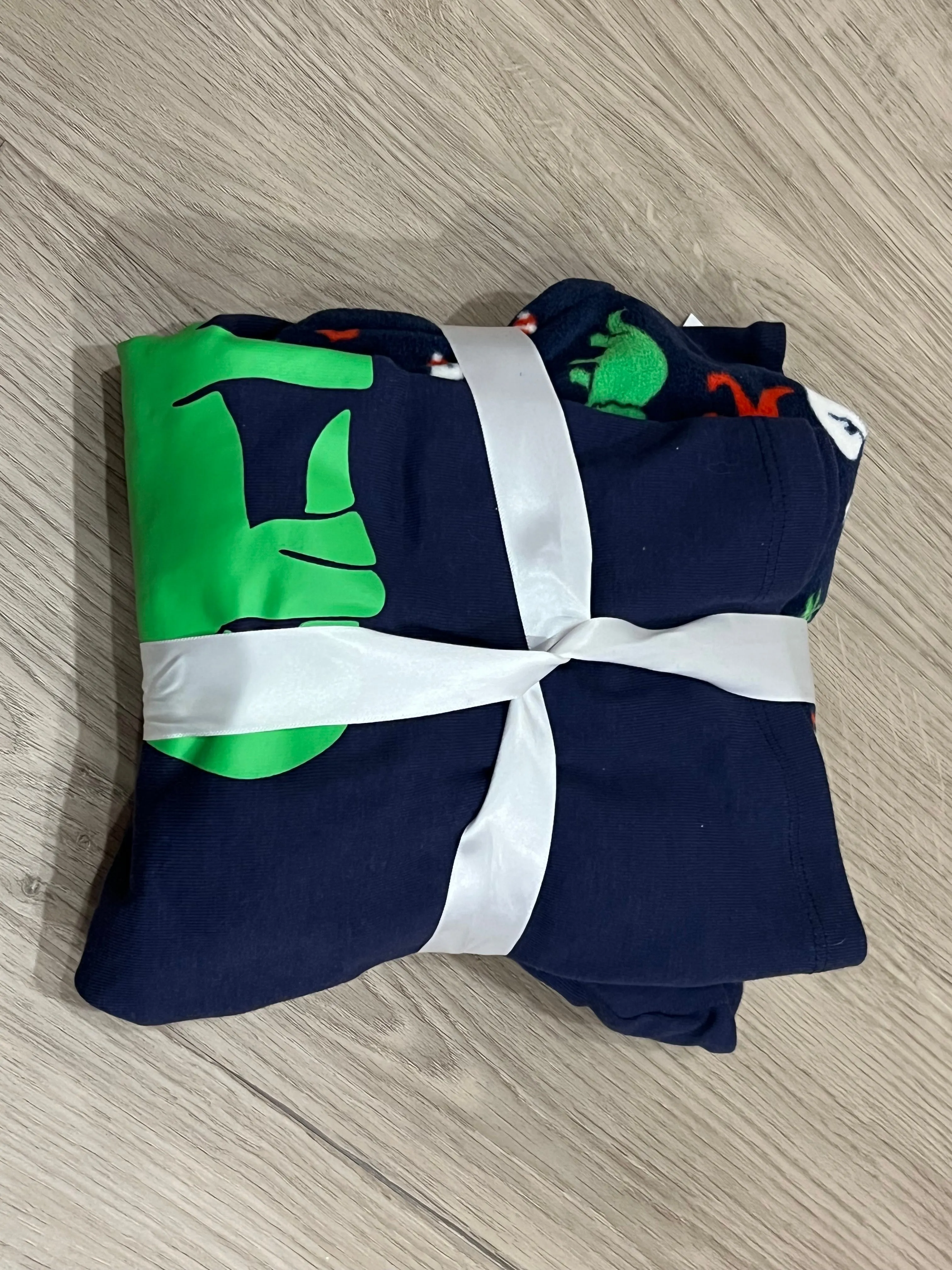BNWT, “Santa Saurus” Two-piece Pajamas, 2 piece PJ set from Joe Fresh, size 5, Kids 5/5T (extra small)